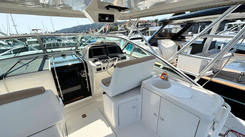 BERTRAM 36 MOPPIE